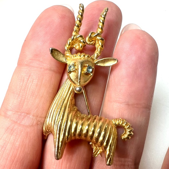 Vintage Gold Tone Gazelle Brooch - Picture 8 of 10